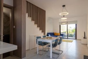 Townhouse Lotus - Modern 2-BR Retreat near the Beach