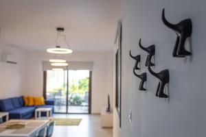 Townhouse Lotus - Modern 2-BR Retreat near the Beach