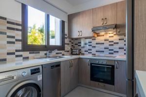 Townhouse Anita - Modern 2-BR Coastal Retreat near the Beach