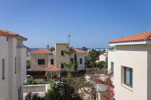 Townhouse Flower - 2BR Coastal Retreat near Coralia Beach