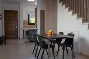 Townhouse Flower - 2BR Coastal Retreat near Coralia Beach