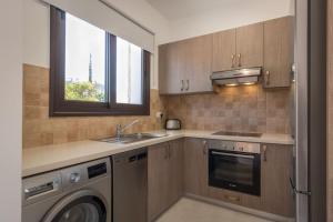 Townhouse Flower - 2BR Coastal Retreat near Coralia Beach