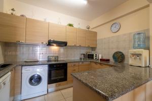 Apartment Marilena - Modern 2-BR Stay near Venus Beach Hotel