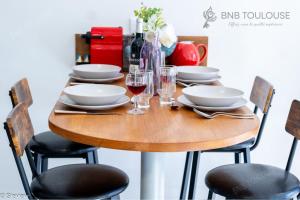 Appartements BNB TOULOUSE - Refuge urbain - Clim - Terrasse - Parking - WiFi - Proche transports : photos des chambres