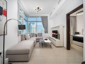 Elegant 1-Bedroom Retreat with Marina Views