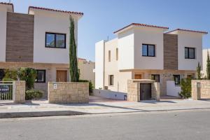 Townhouse Chamomile - 2BR Coastal Retreat near Coralia Beach