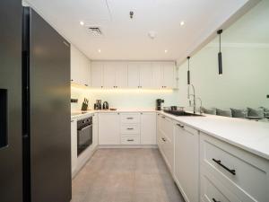 Luxurious 2 Bed Waterfront Living at Marina Quays