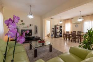 Villa Love - 3BR Romantic Retreat near Coral Bay Beach