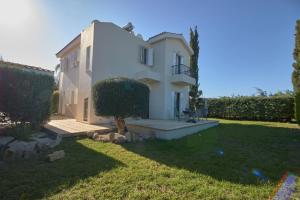 Villa Persifonia - 3BR Family Retreat near Coral Bay Beach