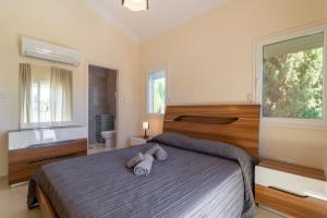 Villa Melania - Garden Haven near Coral Bay Beach