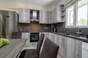 Villa Melania - Garden Haven near Coral Bay Beach