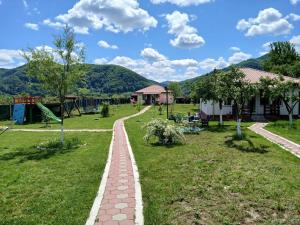 Desculti prin iarba- la 6,6 km de centrul Piatra Neamt