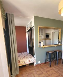 Joli studio 2 pas du port, clim et au calme