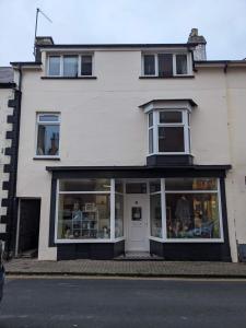 Flat over craft & wool shop! Pwllheli town centre