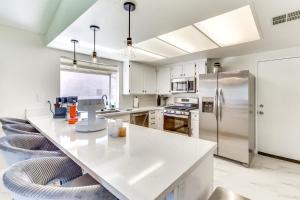 Game Room, Hot Tub and Mtn Views Palm Springs Gem