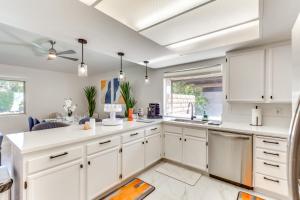 Game Room, Hot Tub and Mtn Views Palm Springs Gem