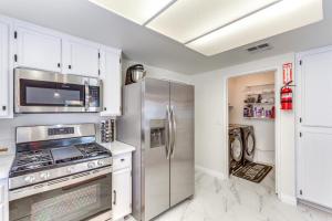 Game Room, Hot Tub and Mtn Views Palm Springs Gem