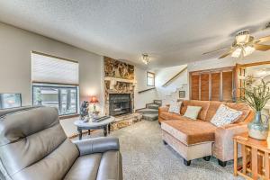 Condo with Hot Tub about 4 Miles to Ruidoso Winter Park!