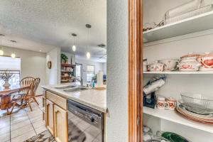 Condo with Hot Tub about 4 Miles to Ruidoso Winter Park!