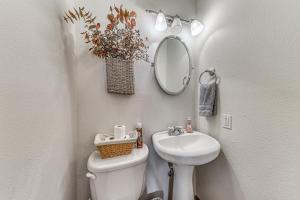 Condo with Hot Tub about 4 Miles to Ruidoso Winter Park!