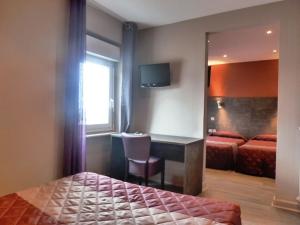 Hotels Hotel Concorde - Rodez Centre Ville : Chambre Quadruple Confort 