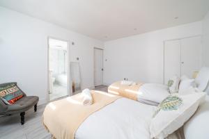 Ephatha House 4-Bedrooms, Sleeps 11, Free Parking, Garden