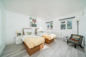 Ephatha House 4-Bedrooms, Sleeps 11, Free Parking, Garden