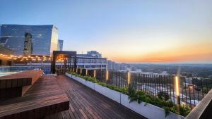 The Lineal 500m to Sandton City with backup water & power