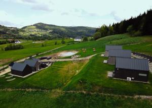 Stodoły Modyń - Domki w Beskidzie Wyspowym - staw kąpielowy, balia, sauna, grota solna - widok na góry