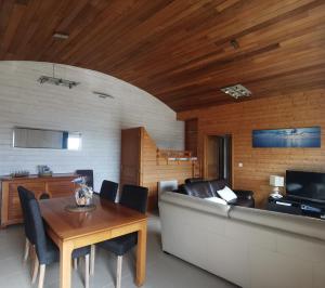 Belle Vue Phare St Mathieu, 100 m plage du Bilou, proximité immédiate Gr34, piscine chauffée