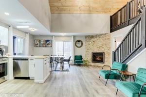 The Hut House 3BR 3BA Game Room Massage Chair