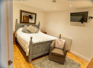 Pine cottage with private hot tub