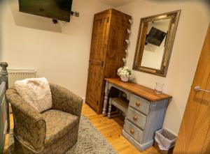 Pine cottage with private hot tub