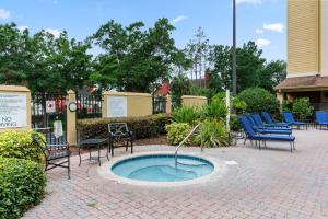 Hotel Room Next to Universal At Stay Sky Suites