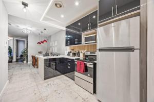 Mid-Century Stay 5BR and 5 Baths w PS5 & Laundry