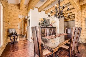 Luxury Home for 12 with Hot Tub Sauna & Mtn Views