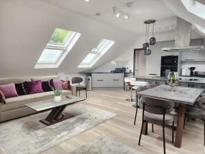 Luxury large 3-Bed Apartment with AC, Sleeps 8, Free Parking, Netflix, WiFi,120sqm size