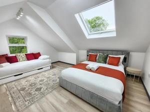 Luxury large 3-Bed Apartment with AC, Sleeps 8, Free Parking, Netflix, WiFi,120sqm size