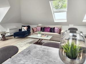 Luxury large 3-Bed Apartment with AC, Sleeps 8, Free Parking, Netflix, WiFi,120sqm size