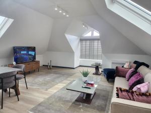 Luxury large 3-Bed Apartment with AC, Sleeps 8, Free Parking, Netflix, WiFi,120sqm size