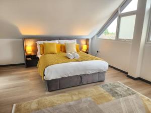 Luxury large 3-Bed Apartment with AC, Sleeps 8, Free Parking, Netflix, WiFi,120sqm size