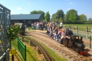 Luxury large 3-Bed Apartment with AC, Sleeps 8, Free Parking, Netflix, WiFi,120sqm size