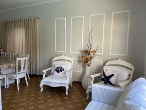 Uma Quadra do MAR Com PISCINA, Churrasqueira, 2 Vg de Garagem e 3 Quartos!!!