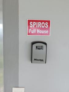 Spiros full House in Marathias