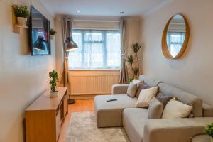 Comfy 2 Bed Flat in Wembley with Driveway