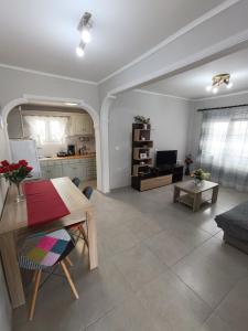 Spiros full House in Marathias