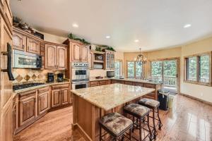 5 BDR Forest Retreat w Hot Tub