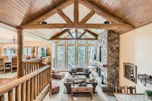 5 BDR Forest Retreat w Hot Tub