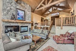 5 BDR Forest Retreat w Hot Tub