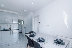 Spacious 4 Bed House in Birmingham City Centre, Ideal for long term with Free Parking